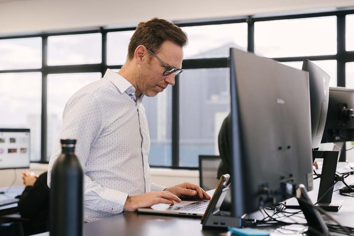 photo-man-typing-computer-desk